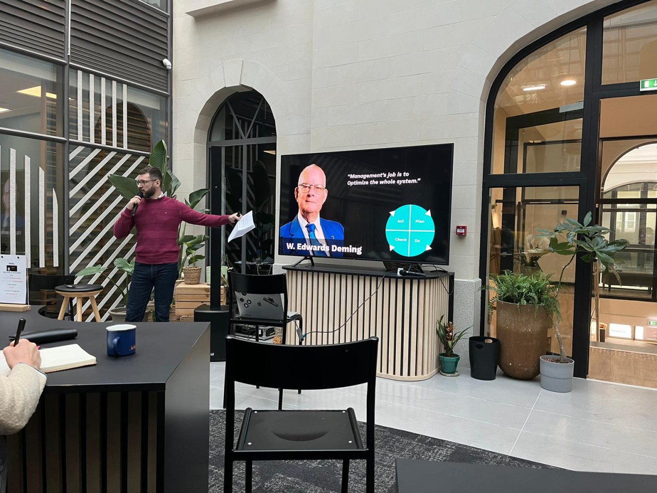 Jeremie presenting at Ici Lundi